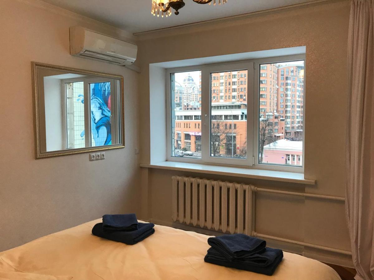 Sunny Apartment Overlooking The Royal Village Kiev Exterior foto